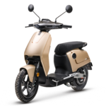 Goudkleurige elektrische scooter met modern ontwerp, schuin vooraanzicht op witte achtergrond.