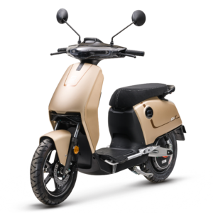 Goudkleurige elektrische scooter met modern ontwerp, schuin vooraanzicht op witte achtergrond.