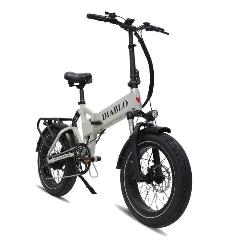 Witte vouw-e-bike met dikke banden, spatborden, voorlamp en achterdrager, model DIABLO.