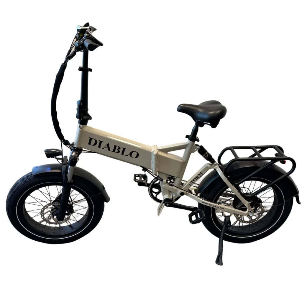 Opvouwbare elektrische fatbike met dikke banden, beige DIABLO-frame en achterdrager op witte achtergrond.