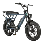 Blauwe elektrische fatbike met brede banden, lang zadel, ronde koplamp en achterdrager op witte achtergrond.