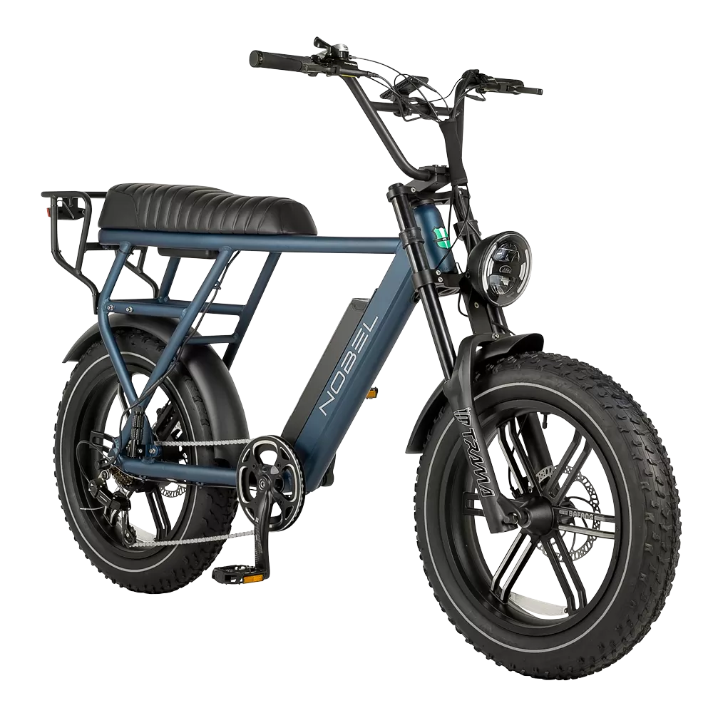 Blauwe elektrische fatbike met brede banden, lang zadel, ronde koplamp en achterdrager op witte achtergrond.