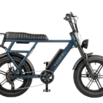 Blauwe elektrische fatbike met lang zadel, dikke banden en koplamp, zijaanzicht op witte achtergrond.