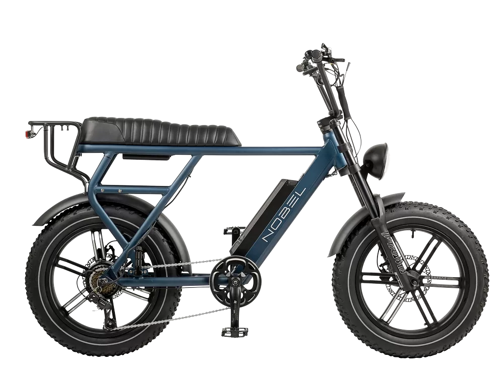 Blauwe elektrische fatbike met lang zadel, dikke banden en koplamp, zijaanzicht op witte achtergrond.