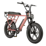 Roze elektrische fatbike met dikke banden, lang zadel en ronde koplamp, drager achter.