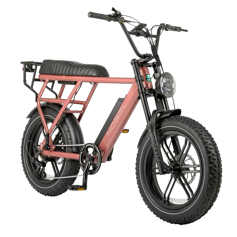 Roze elektrische fatbike met dikke banden, lang zadel en ronde koplamp, drager achter.