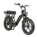 Zwarte moped-stijl e-bike met dikke Kenda-banden, lang zadel en ronde koplamp.