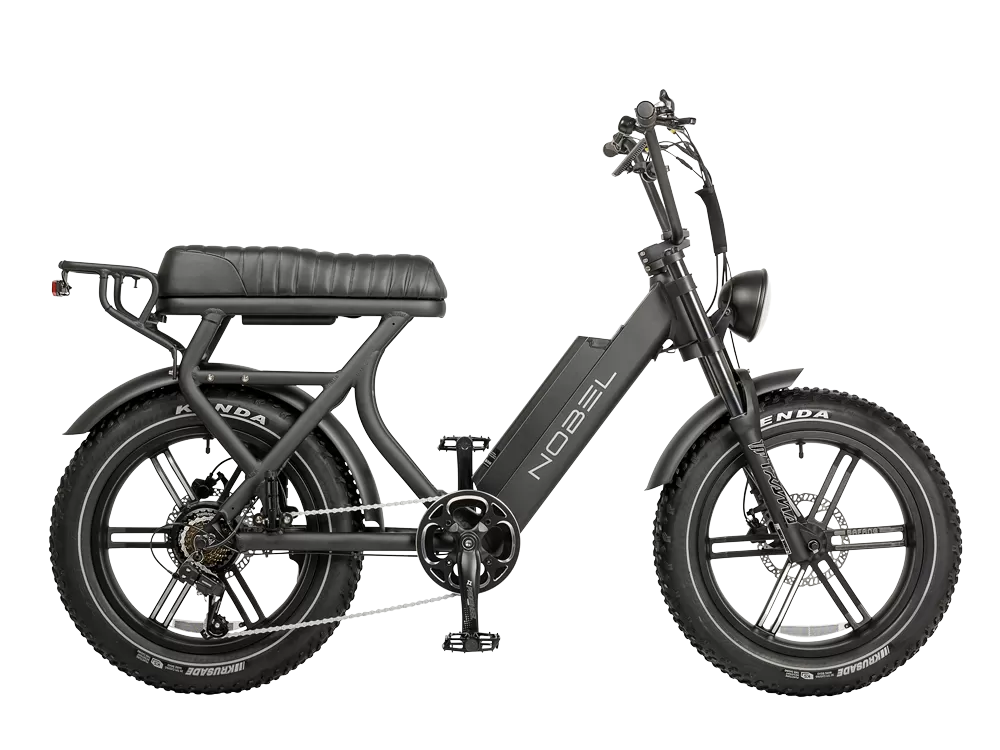 Zwarte elektrische fatbike met lang zadel, dikke banden, spatborden en koplamp op witte achtergrond.