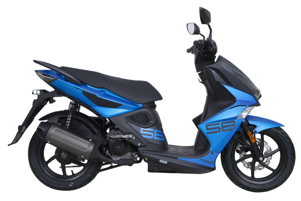 Blauw-zwarte Kymco S8 scooter, zijaanzicht op witte achtergrond.
