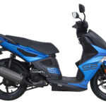 Blauw-zwarte Kymco S8 scooter, zijaanzicht op witte achtergrond.