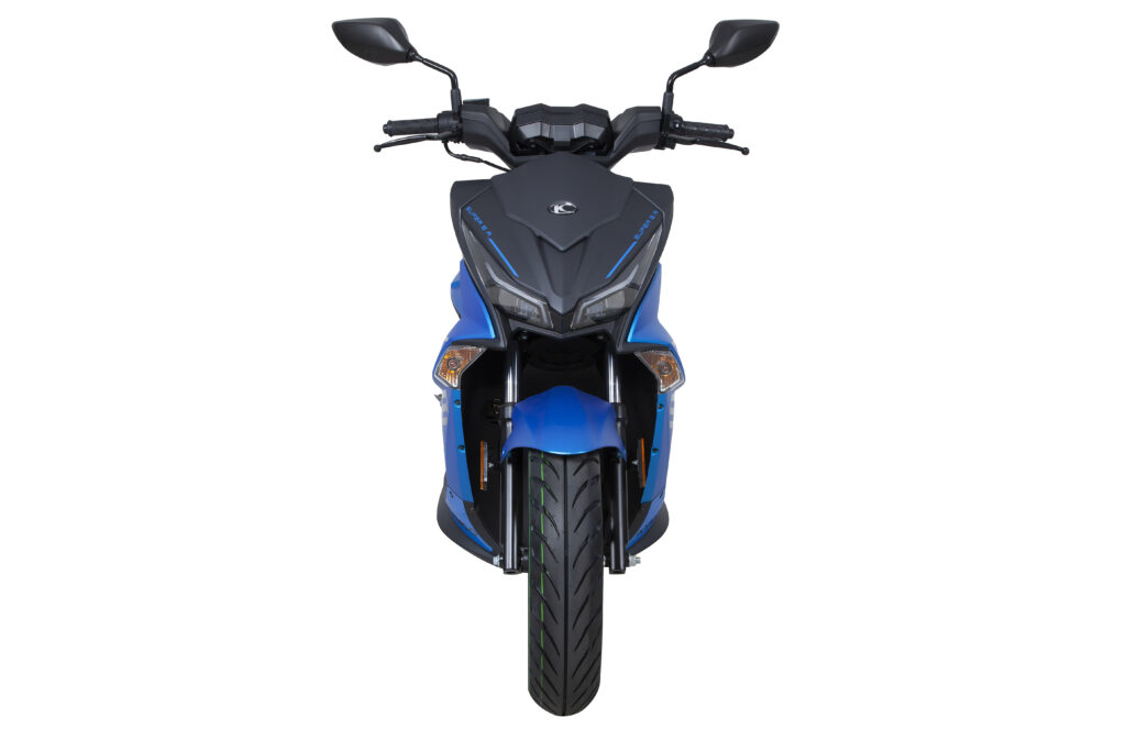 Vooraanzicht van een blauw-zwarte sportieve scooter op een witte achtergrond.