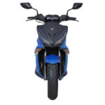 Vooraanzicht van een blauw-zwarte sportieve scooter op een witte achtergrond.