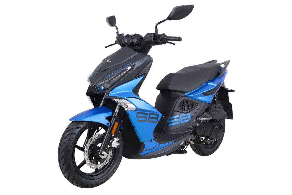 Sportieve blauw-zwarte motorscooter met schijfrem en spiegels, driekwart vooraanzicht op witte achtergrond.