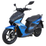 Sportieve blauw-zwarte motorscooter met schijfrem en spiegels, driekwart vooraanzicht op witte achtergrond.