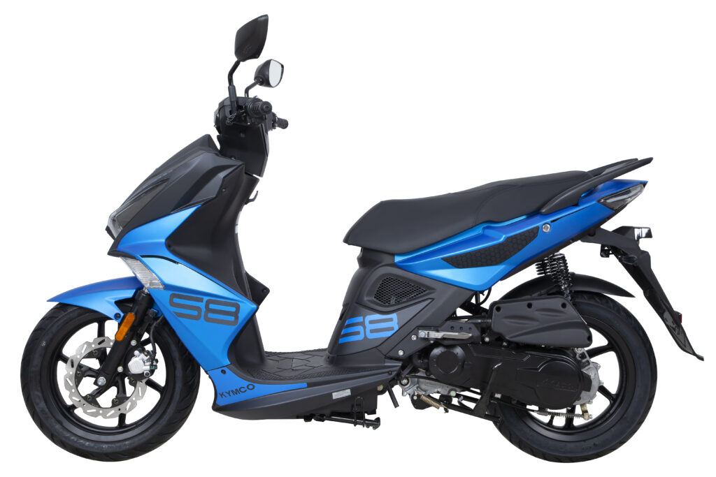 Blauwe sportieve scooter met zwarte accenten, zijaanzicht op witte achtergrond.