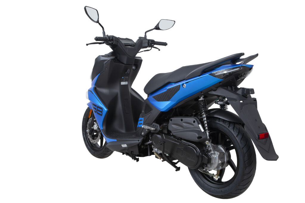 Blauwe en zwarte scooter van achteren schuin links, geïsoleerd op witte achtergrond.