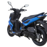 Blauwe en zwarte scooter van achteren schuin links, geïsoleerd op witte achtergrond.