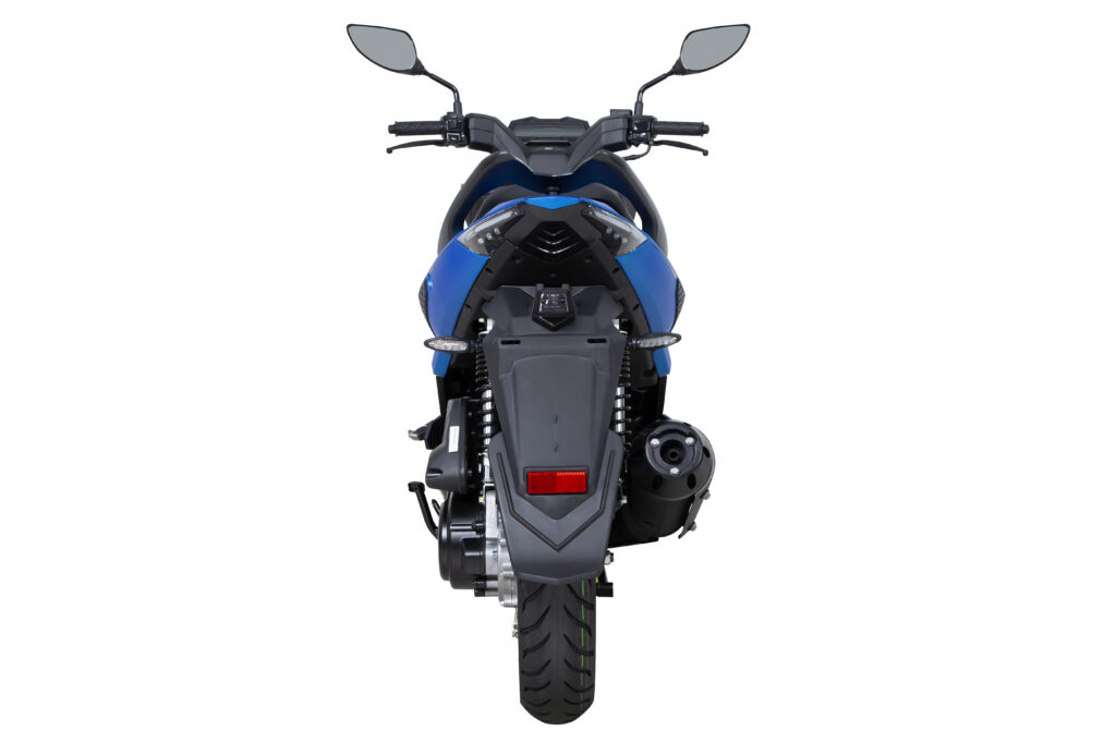 Achteraanzicht van een blauwe scooter met spiegels en achterlicht, geïsoleerd op een witte achtergrond.