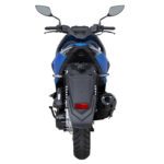 Achteraanzicht van een blauwe scooter met spiegels en achterlicht, geïsoleerd op een witte achtergrond.