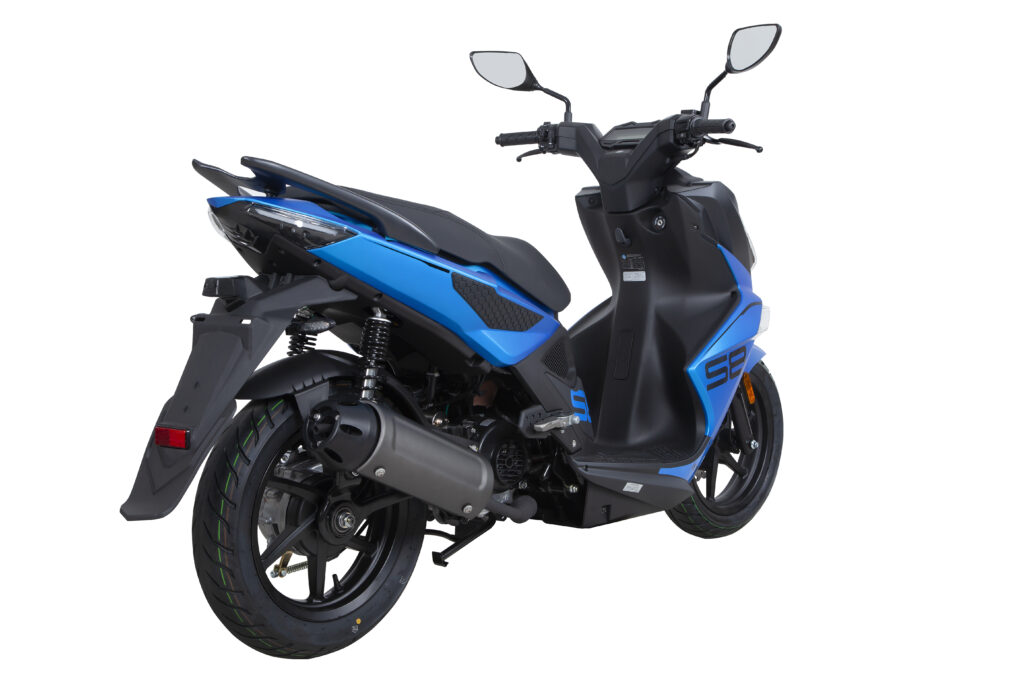 Blauw-zwarte sportieve scooter, driekwart van achteren gezien op witte achtergrond.