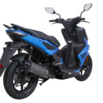 Blauw-zwarte sportieve scooter, driekwart van achteren gezien op witte achtergrond.