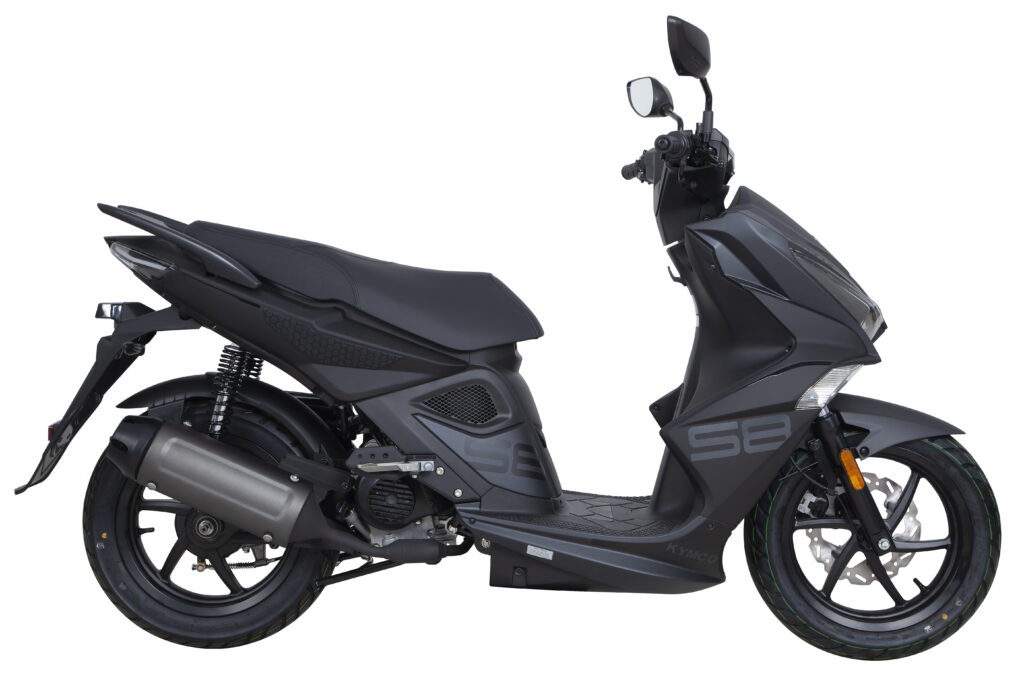 Mat zwarte motorscooter in zijaanzicht op een witte achtergrond.