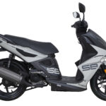 Zijaanzicht van een moderne zwart-witte motorscooter met spiegels en sportieve velgen op witte achtergrond.