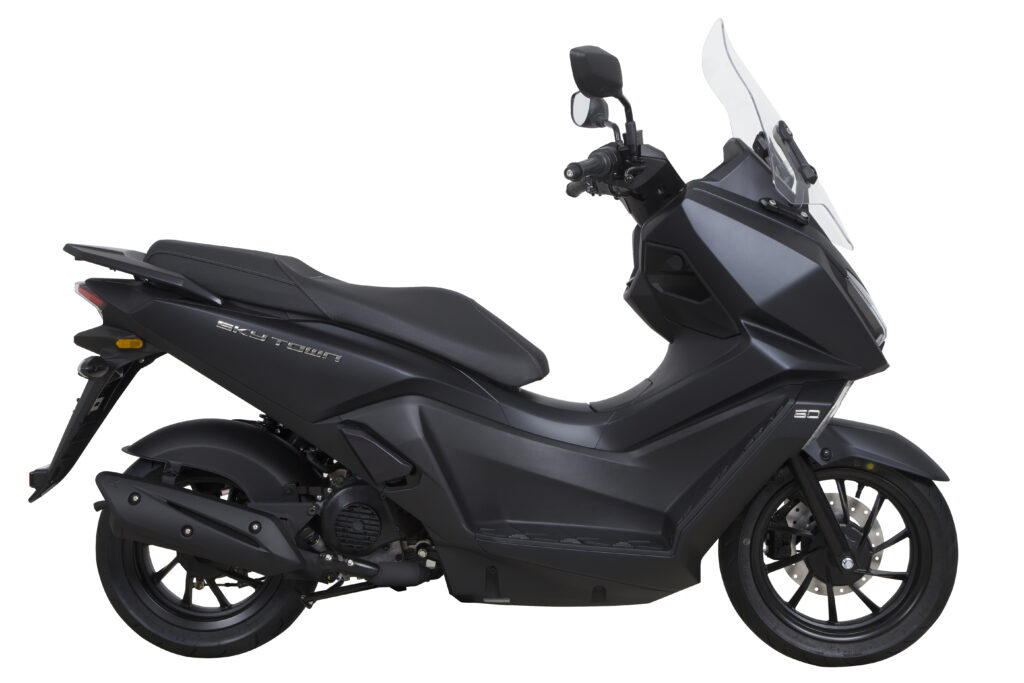 Mat zwarte motorscooter met hoge ruit, zijaanzicht op witte achtergrond.