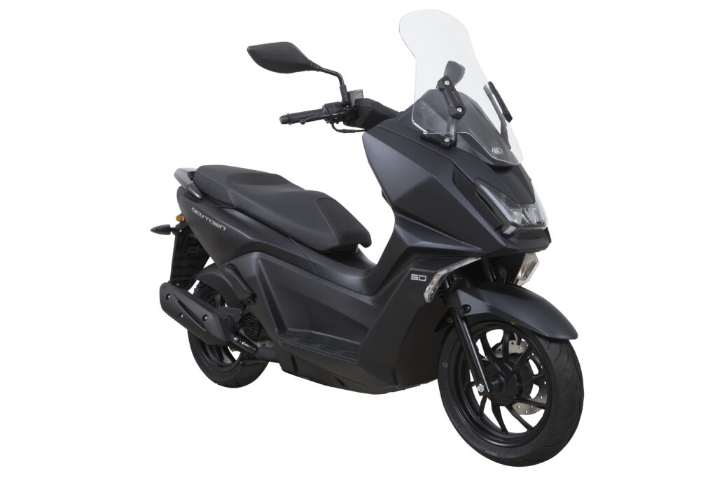 Matzwarte motorscooter met hoog windscherm, driekwart vooraanzicht op witte achtergrond.