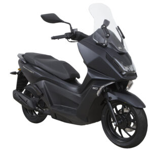 Matzwarte motorscooter met hoog windscherm, driekwart vooraanzicht op witte achtergrond.