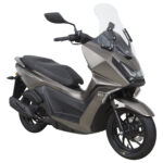 Moderne grijze scooter met windscherm, driekwart vooraanzicht op witte achtergrond.