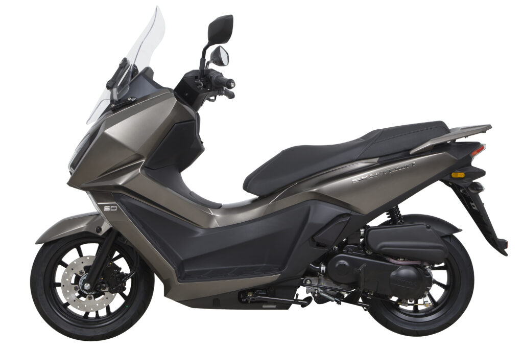 Donkergrijze maxi-scooter met windscherm en schijfrem, zijaanzicht op witte achtergrond.