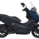 Donkerblauwe motorscooter met windscherm, zijaanzicht op witte achtergrond.