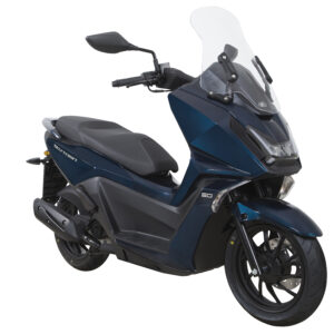 Donkerblauwe motorscooter met hoog windscherm, zwarte zitting en sportieve velgen op witte achtergrond.