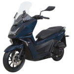 Donkerblauwe moderne scooter met hoog windscherm, schijfrem en sportief design op witte achtergrond.