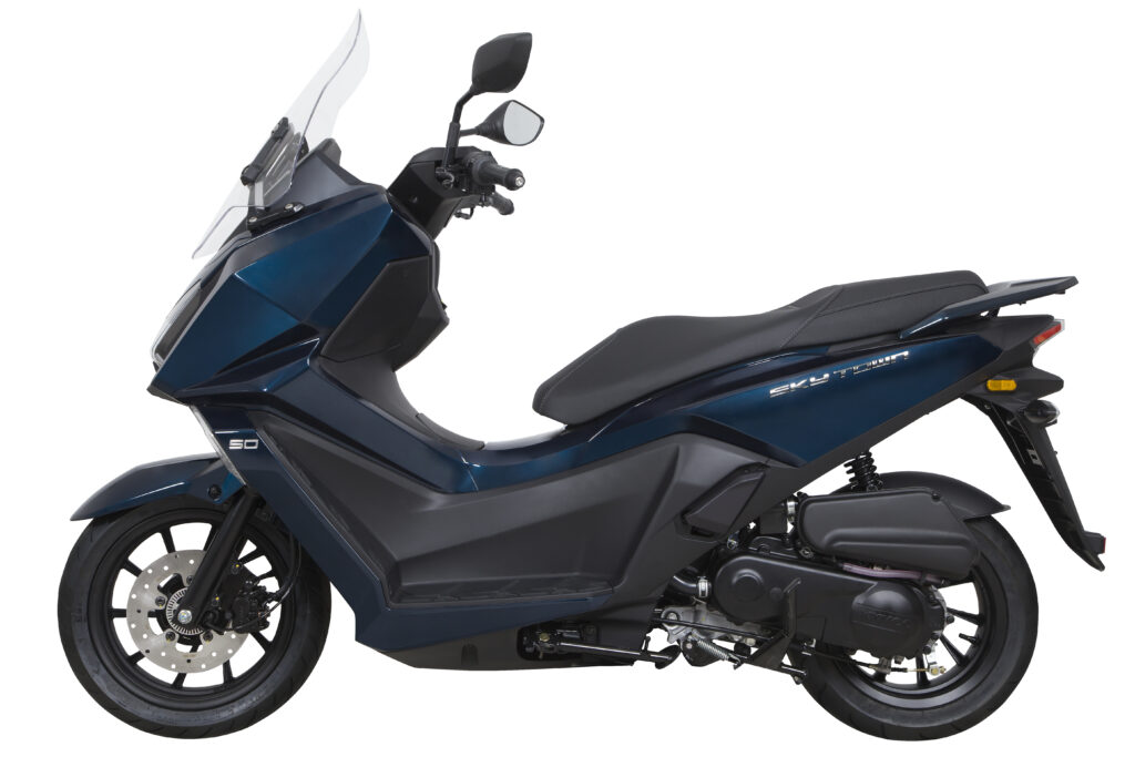 Donkerblauwe motorscooter met windscherm, zijaanzicht op witte achtergrond