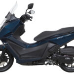 Donkerblauwe motorscooter met windscherm, zijaanzicht op witte achtergrond