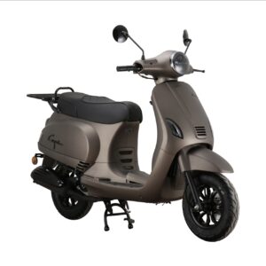 Matbruine retro scooter op middenstandaard, met zwart zadel en spiegels, geïsoleerd op wit.