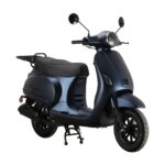 Matblauwe retro-scooter op middenstandaard, met spiegels en bagagerek, geïsoleerd op witte achtergrond.