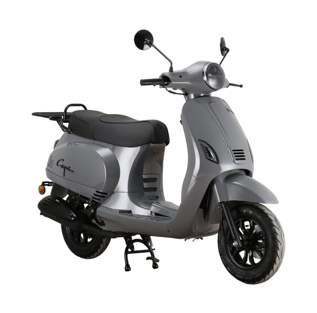 Grijze retro-scooter op middenstandaard, zijaanzicht, met zwart zadel en spiegels.