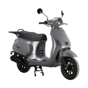 Grijze retro-scooter op middenstandaard, zijaanzicht, met zwart zadel en spiegels.