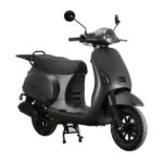 Matte zwarte retro-scooter met ronde koplamp en spiegels, drie-kwart vooraanzicht op standaard.