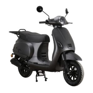 Matte zwarte retro-scooter met ronde koplamp en spiegels, drie-kwart vooraanzicht op standaard.