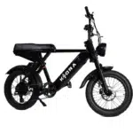 Zwarte e-bike in brommerstijl met brede banden, lang zadel en koplamp, zijaanzicht op witte achtergrond.