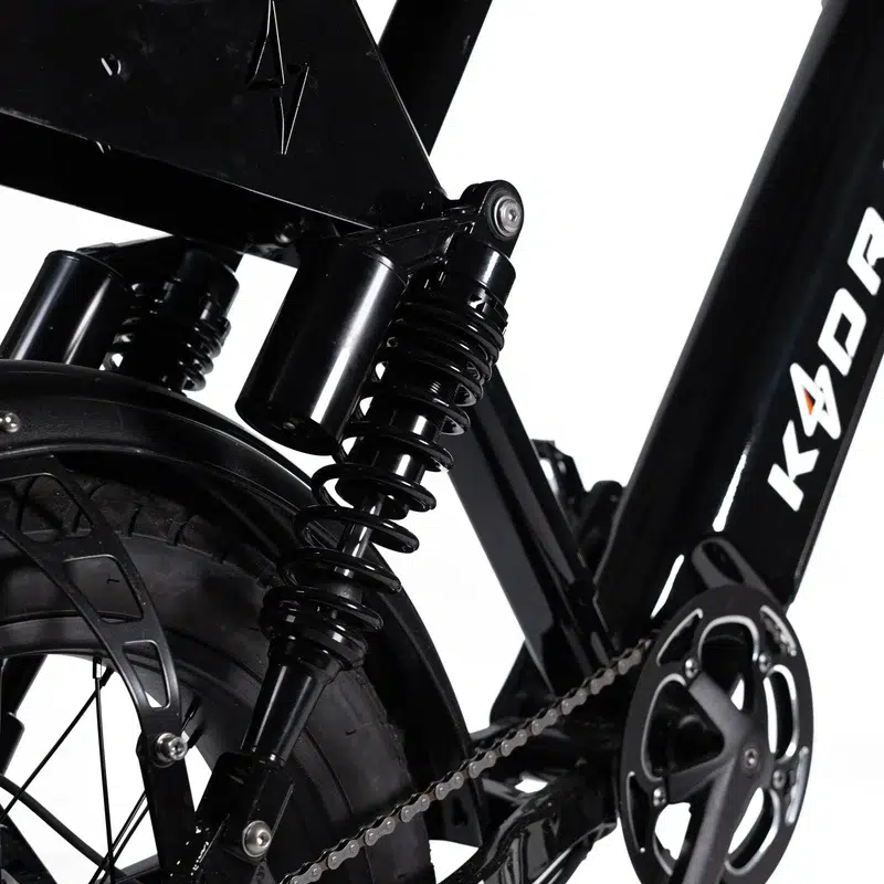 Close-up van achtervering en aandrijving van een zwarte elektrische fiets.