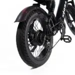 Close-up van het achterwiel van een elektrische vouwfiets met dikke band, ketting, derailleur, spatbord en naafmotor.