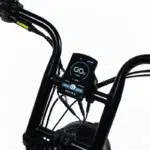 Zwart e-bike stuur met centraal LCD-display dat snelheid, trip en accupercentage toont.