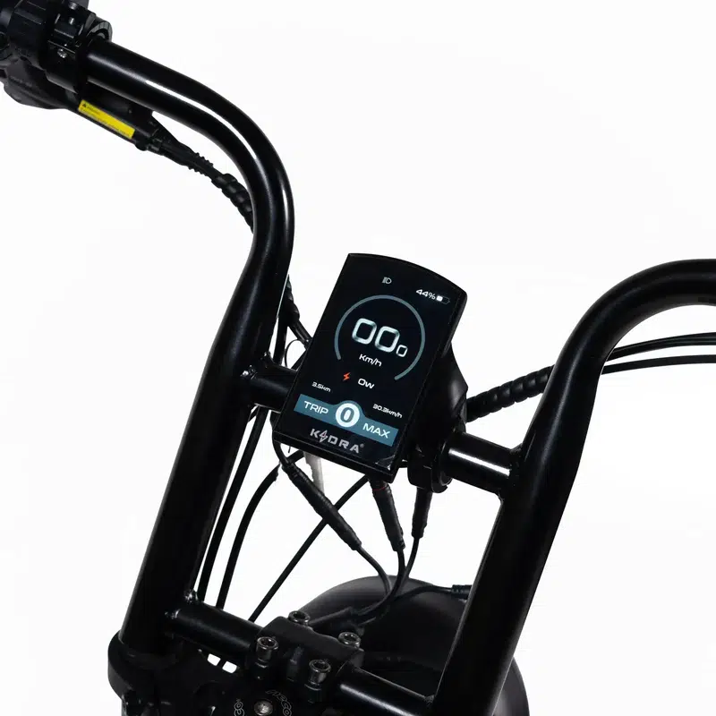 Zwart e-bike stuur met centraal LCD-display dat snelheid, trip en accupercentage toont.
