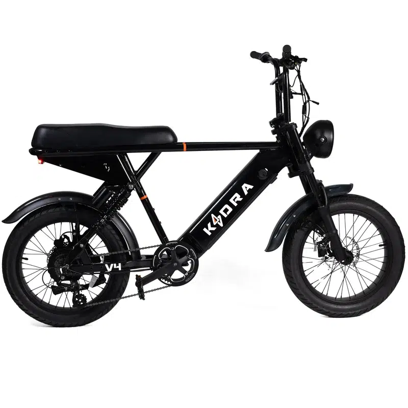 Zwarte elektrische fiets met lang zadel, dikke banden en koplamp, zijaanzicht op witte achtergrond.