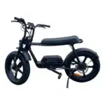 Zwarte elektrische fatbike in brommerstijl met lang zadel, zijaanzicht op wit